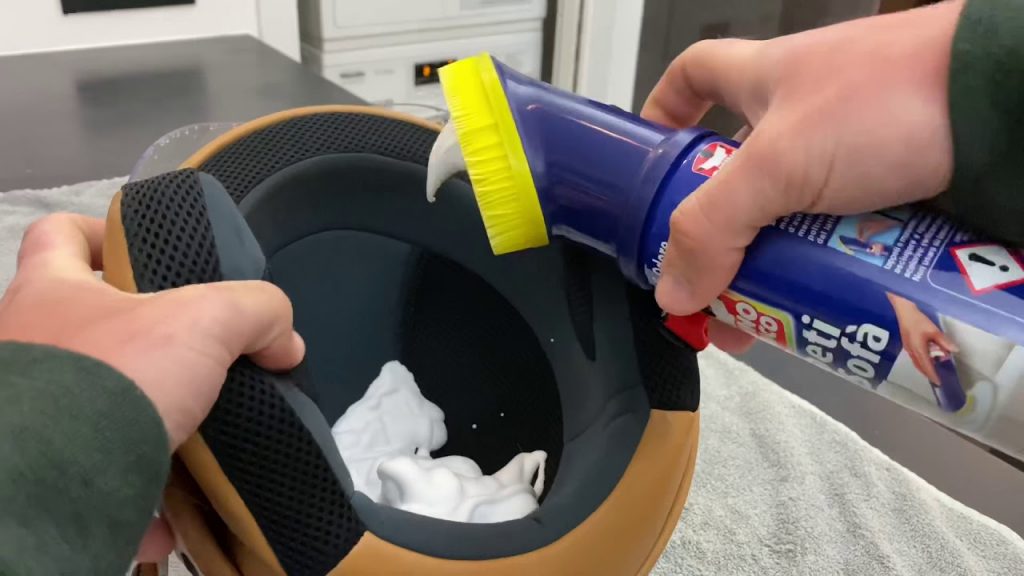 PULITORE ESTERNO CASCO VISIERA MOTUL HELMET &amp; VISOR CLEAN 250ML M1 3374650239095